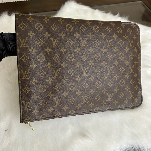 Auth Stunning Porte Clutch